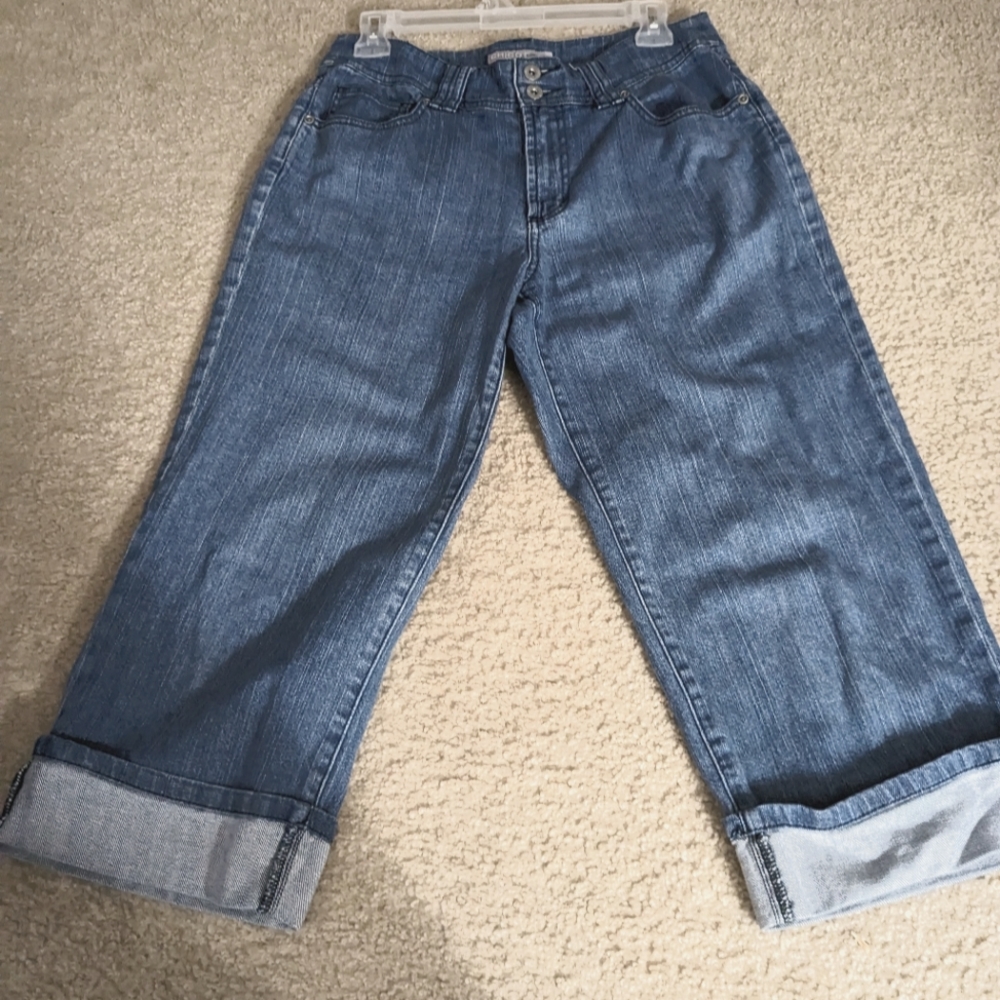 Chicos Capri cuffed high waisted blue jean pants.